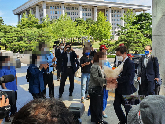 이재명 더불어민주당 의원이 7일 오전 9시 40분쯤 서울 여의도 국회의원 회관으로 첫 출근을 하고 있다. 권준영 기자 kjykjy@